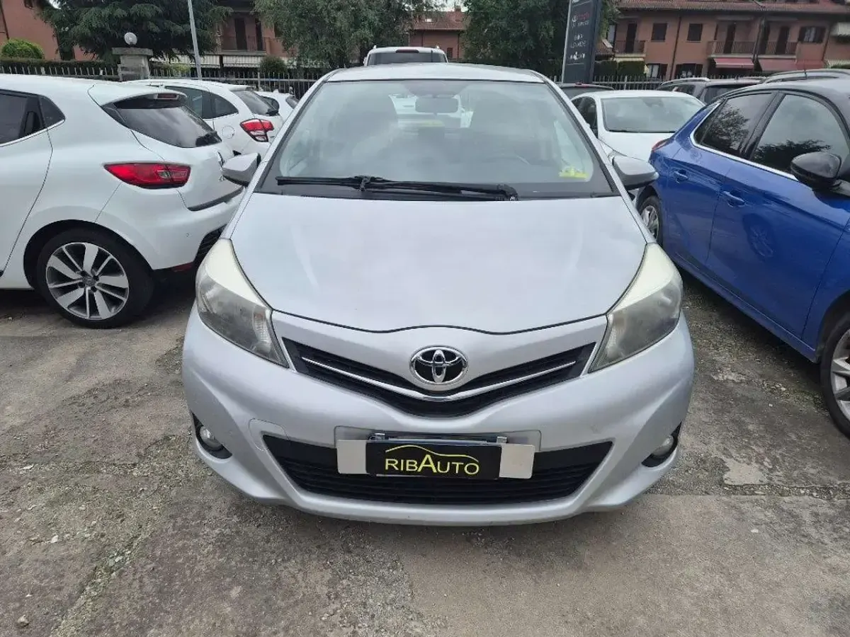 Usata Toyota Yaris Active 69 CV (50 kW) 2013 Argento Utilitaria