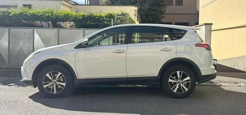 Bianco Usata 2017 Toyota RAV4 Business Edition Tre volumi | 13.400 € (Buon prezzo) - Immagine 1/4