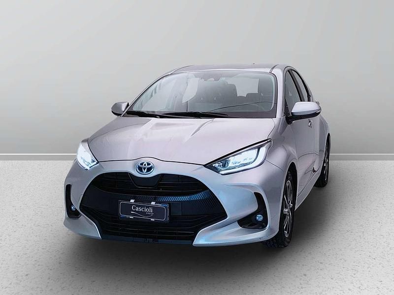Grigio Usata 2022 Toyota Yaris Hybrid Trend Tre volumi | 17.800 € (Buon prezzo) - Immagine 1/4