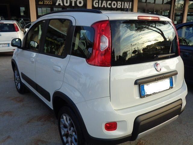 Usata Fiat Panda 4x4 S 85 CV (62 kW) 2020 Bianco pastello Utilitaria