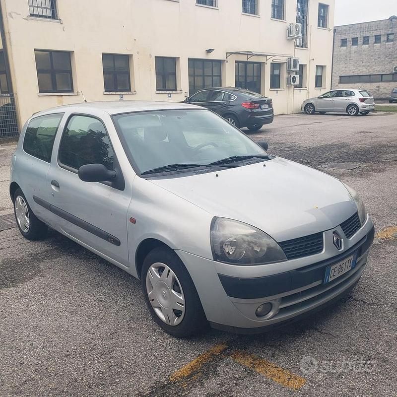 Grigio Usata 2003 Renault Clio II Due volumi | 2200 € (Buon prezzo) - Immagine 1/4