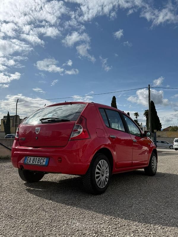 Gebraucht Dacia Sandero 75 PS (55 kW) 2010 Rot Limousine