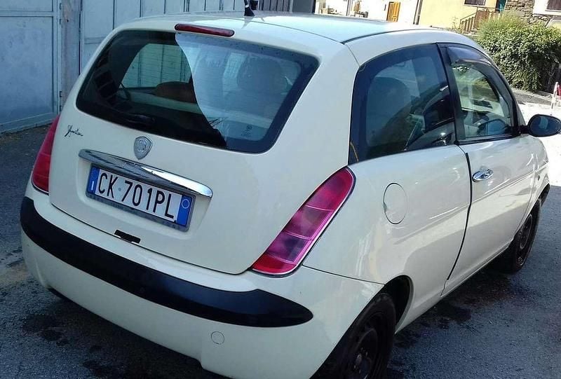 Usata Lancia Ypsilon 80 CV (58 kW) 2004 Beige Utilitaria