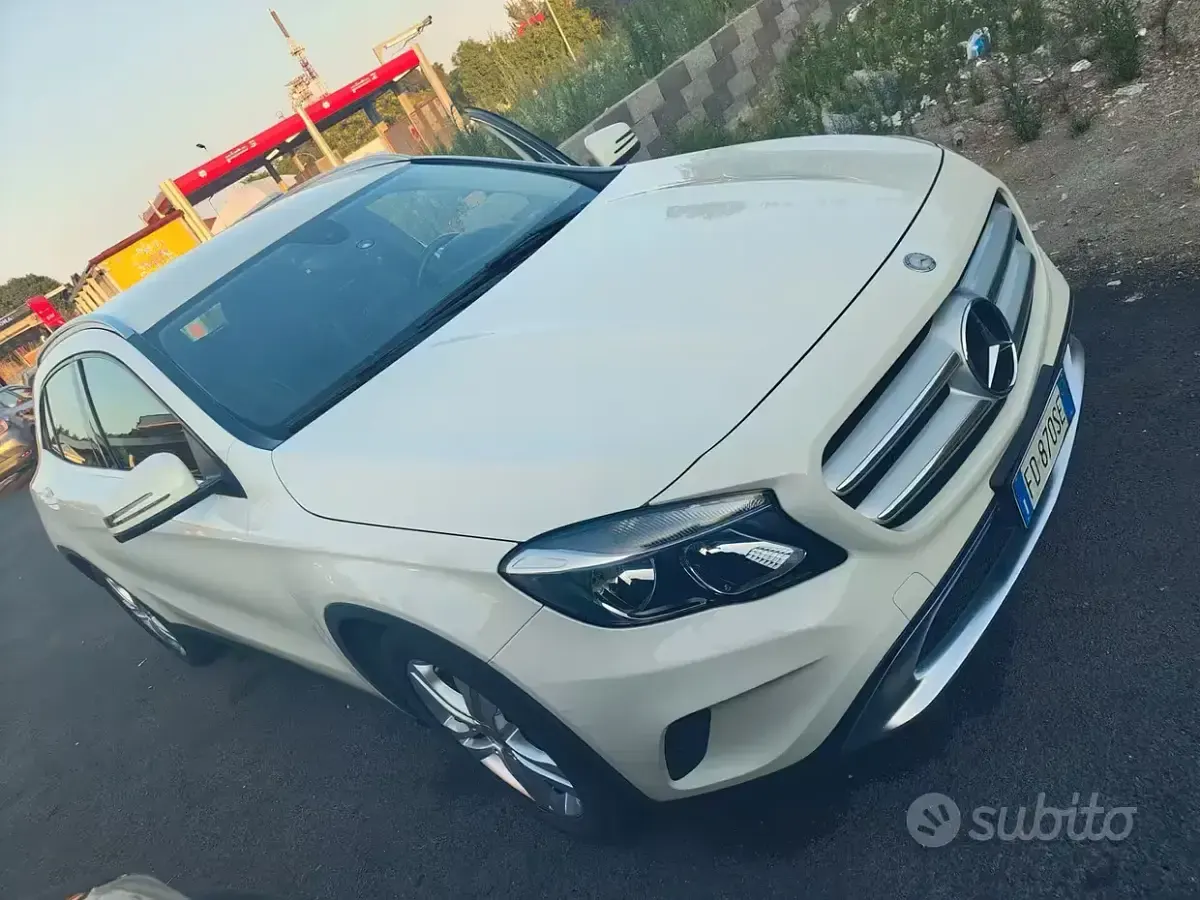 Usata Mercedes GLA180 Business 109 CV (80 kW) 2016 Bianco SUV