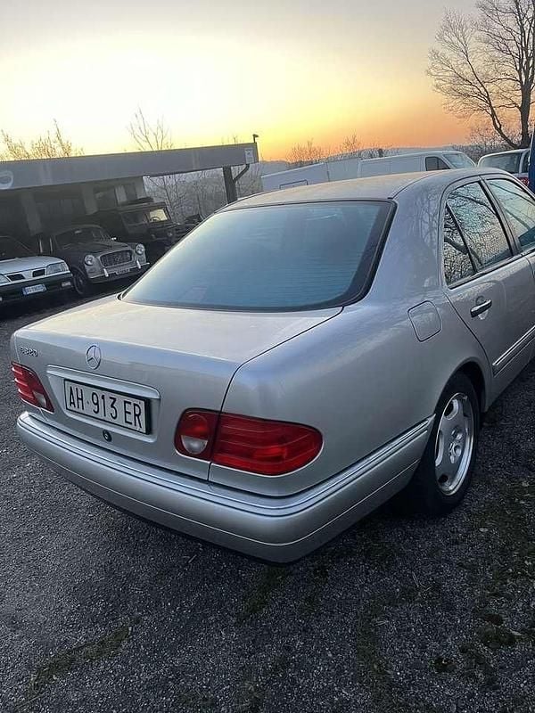 Usata Mercedes E320 Elegance 220 CV (161 kW) 1996 Other Berlina
