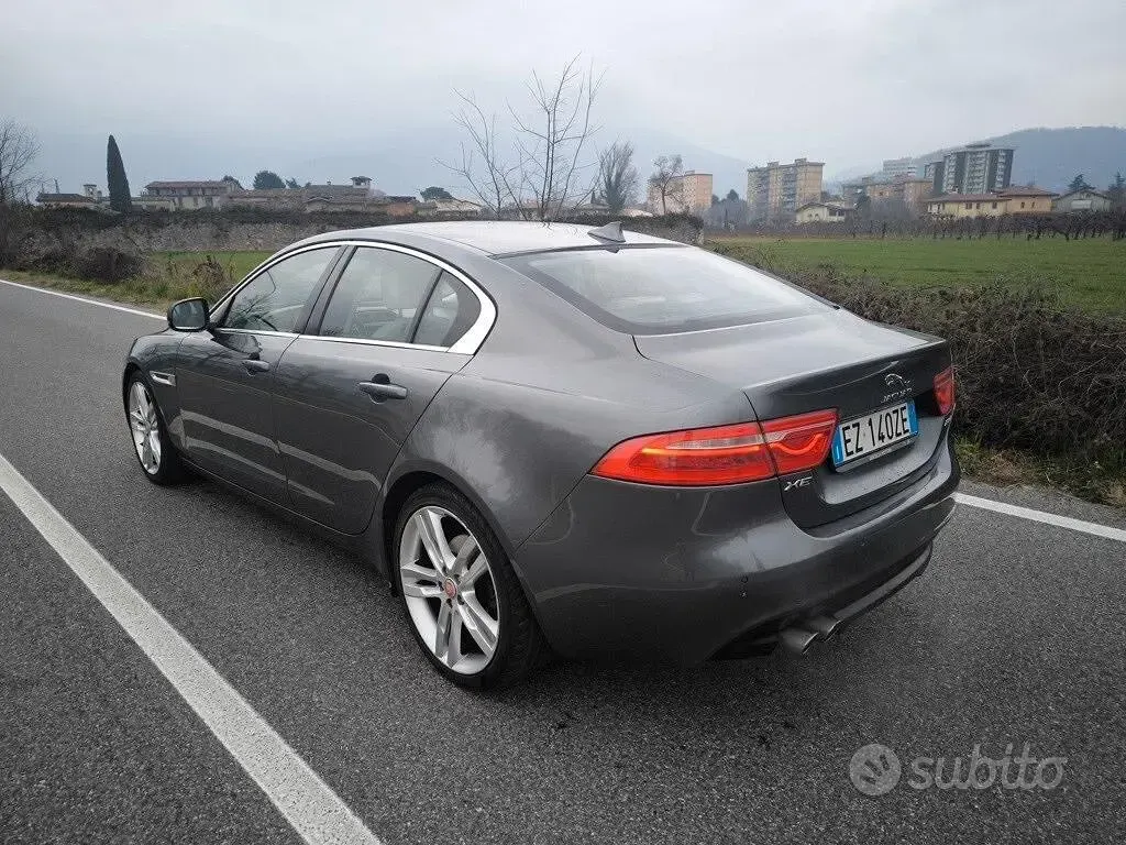 Usata Jaguar XE 180 CV (132 kW) 2015 Grigio Berlina