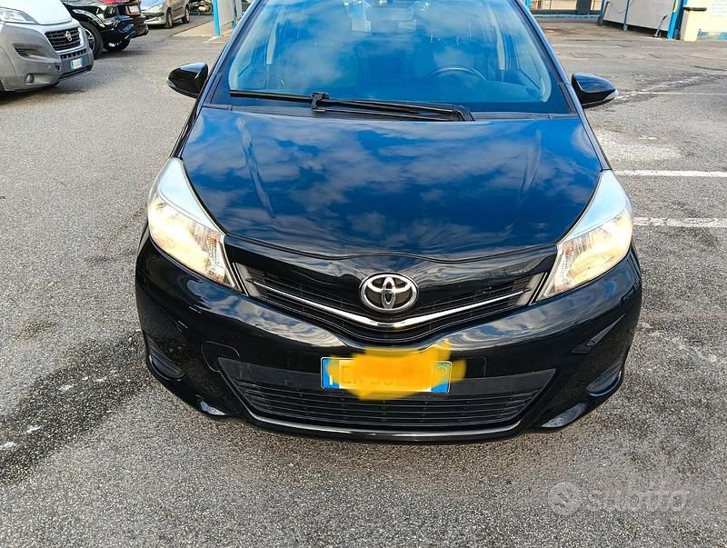 Usata Toyota Yaris Active 99 CV (72 kW) 2013 Nero Utilitaria