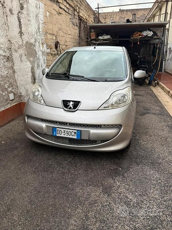Grigio Usata 2009 Peugeot 107 Due volumi | 2950 € (Super prezzo) - Immagine 1/4