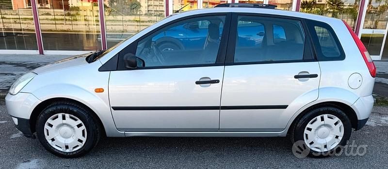 Usata Ford Fiesta 73 CV (53 kW) 2004 Grigio Utilitaria