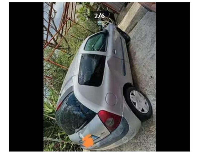 Usata Renault Clio II Authentique 65 CV (47 kW) 2005 Argento Berlina