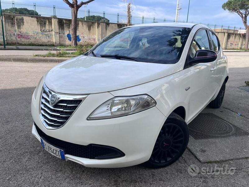 Bianco Usata 2013 Lancia Ypsilon Due volumi | 4850 € (Buon prezzo) - Immagine 1/4