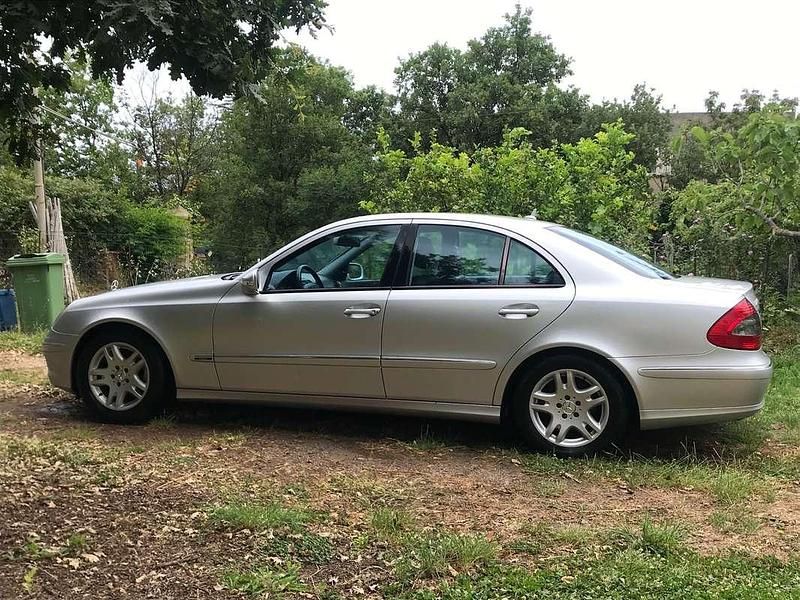Usata Mercedes E220 Avantgarde 170 CV (125 kW) 2007 Argento Berlina
