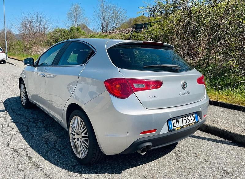 Grigio Usata 2012 Alfa Romeo Giulietta Exclusive Due volumi | 10.500 € (Molto cara) - Immagine 1/4