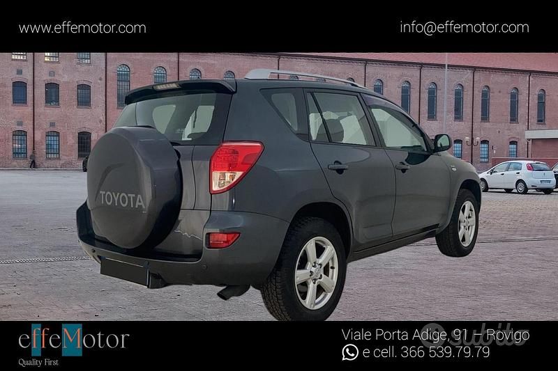 Usata Toyota RAV4 Sol 136 CV (100 kW) 2007 Grigio SUV