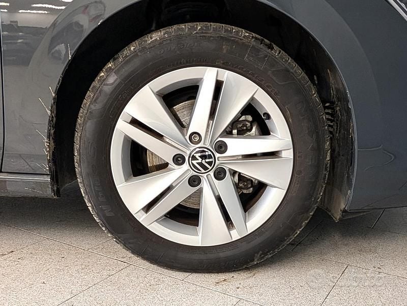 Usata VW Golf VIII Life 116 CV (85 kW) 2025 Grigio Berlina