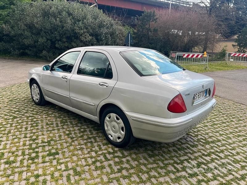 Usata Lancia Lybra 131 CV (96 kW) 2001 Grigio Berlina