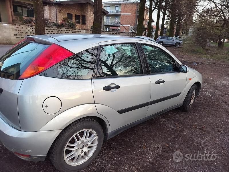 Usata Ford Focus 2001 Grigio
