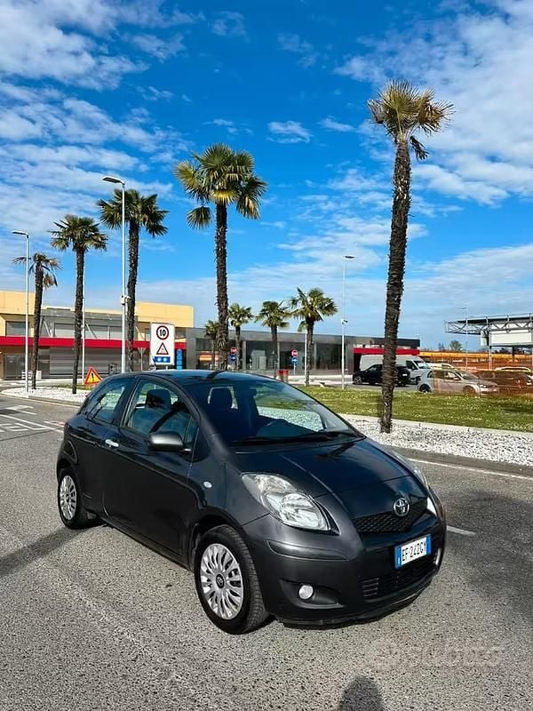Usata Toyota Yaris Sol 69 CV (50 kW) 2010 Grigio Utilitaria