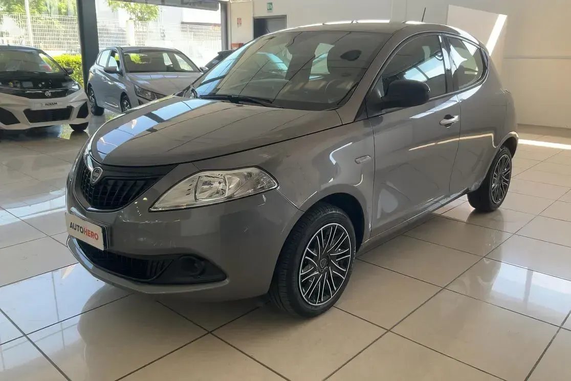 Usata Lancia Ypsilon 70 CV (51 kW) 2024 Grigio Utilitaria