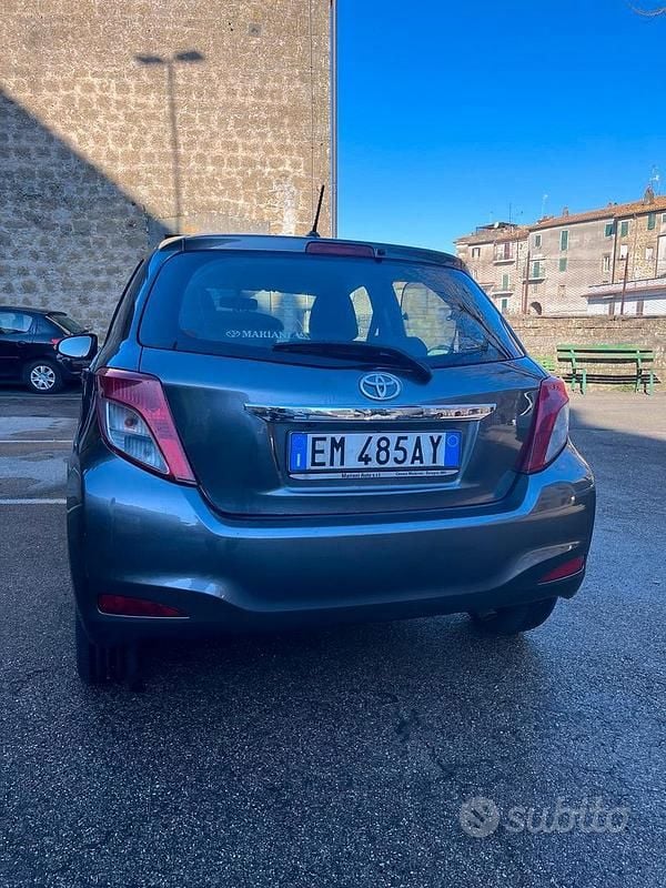 Usata Toyota Yaris Lounge 99 CV (72 kW) 2012 Utilitaria