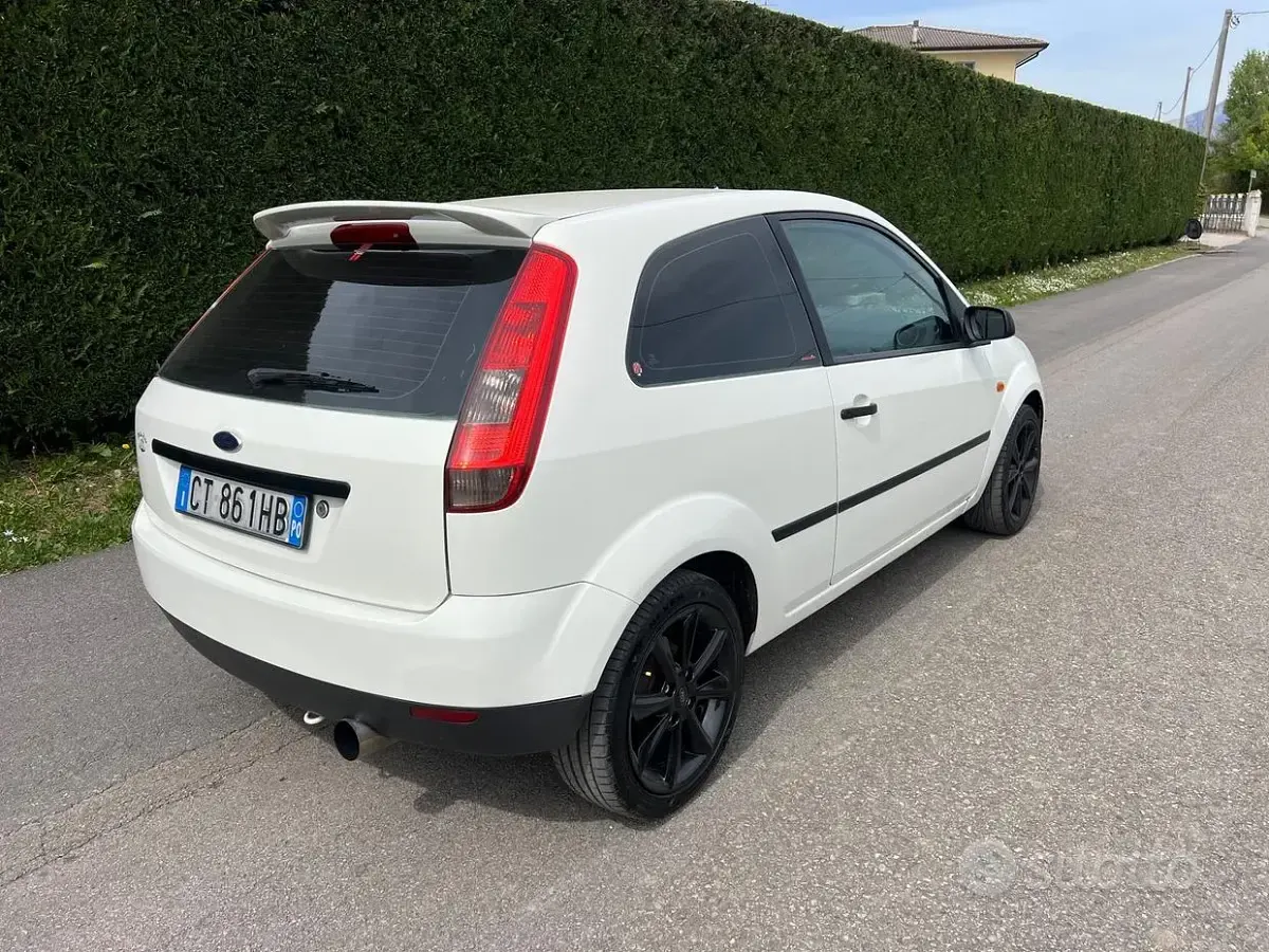 Usata Ford Fiesta Sport 80 CV (58 kW) 2005 Bianco Utilitaria