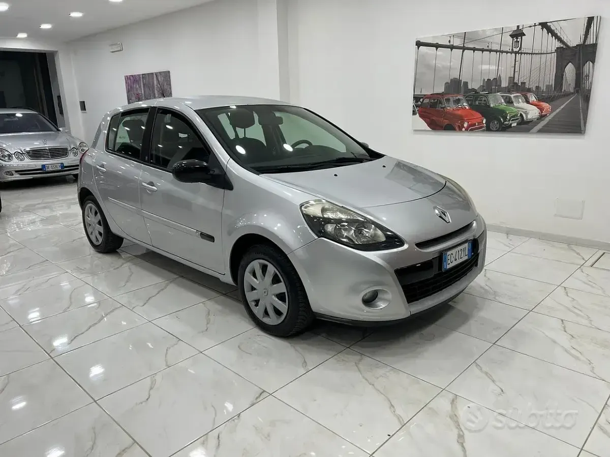 Usata Renault Clio 64 CV (47 kW) 2011 Grigio Utilitaria