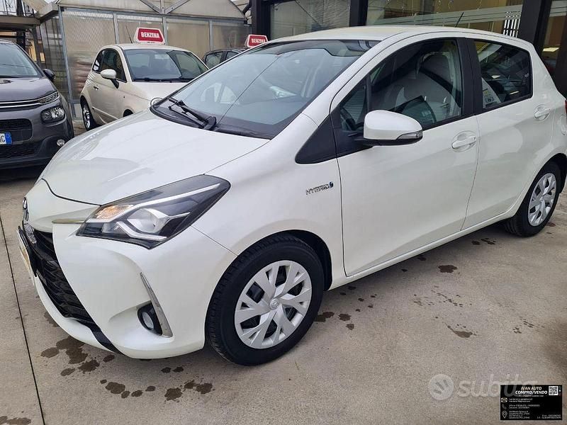 Usata Toyota Yaris Hybrid 73 CV (53 kW) 2017 Bianco Berlina