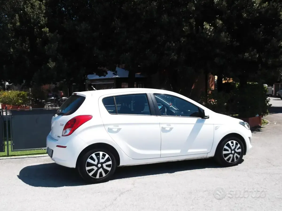 Usata Hyundai i20 75 CV (55 kW) 2014 Bianco Utilitaria