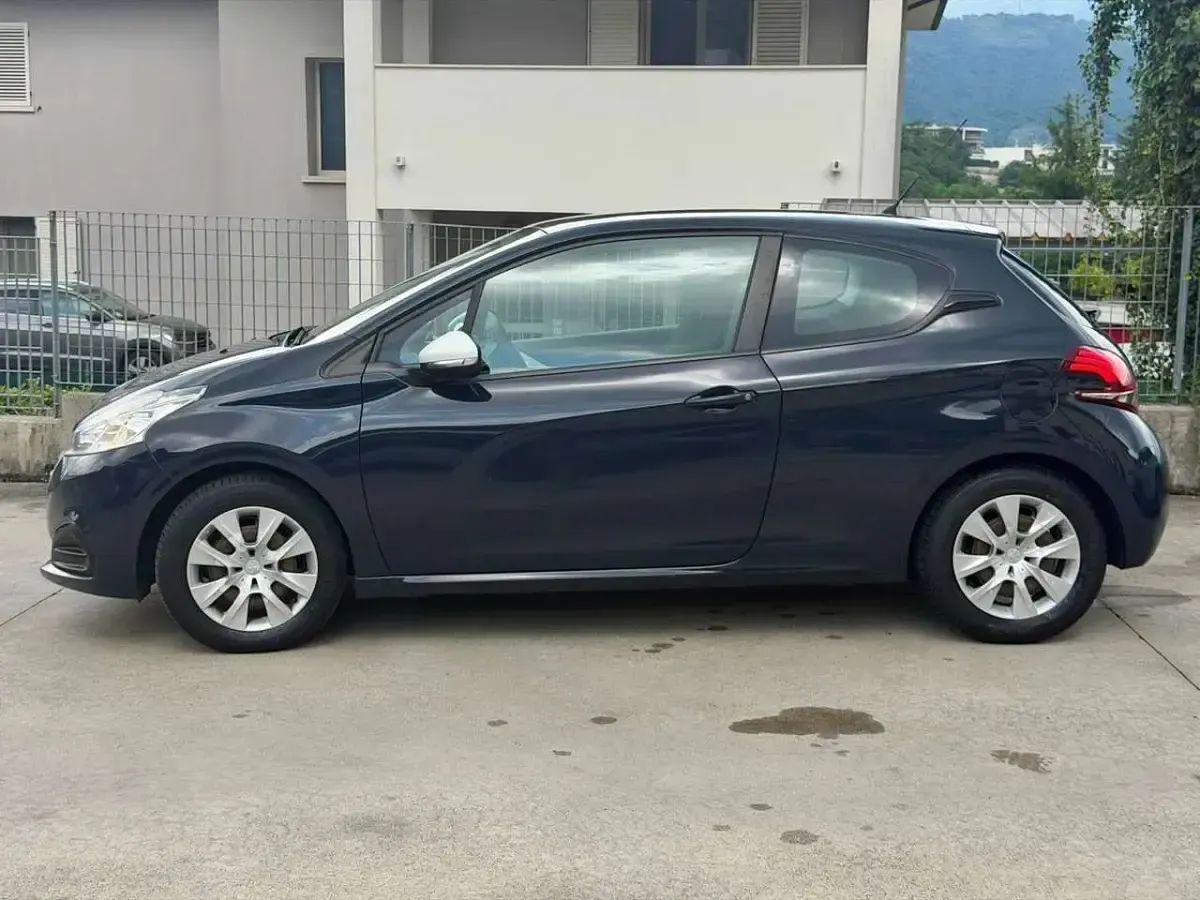 Usata Peugeot 208 Active 68 CV (50 kW) 2018 Blu original Utilitaria