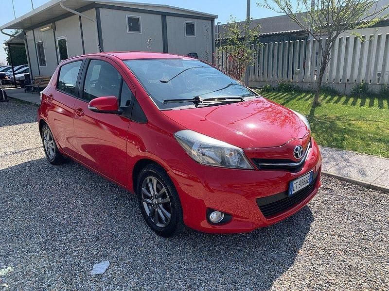Usata Toyota Yaris Lounge 69 CV (50 kW) 2014 Rosso Utilitaria