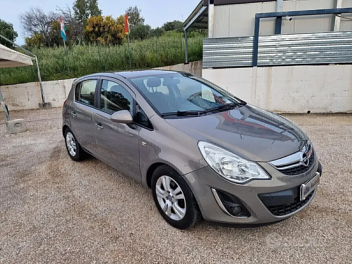 Usata Opel Corsa 95 CV (69 kW) 2012 Marrone Utilitaria