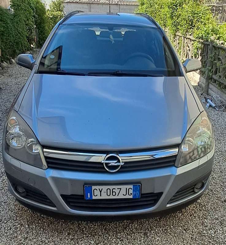 Usato 2006 Opel Astra 1.6 Benzin 105 CV (2.800 €)