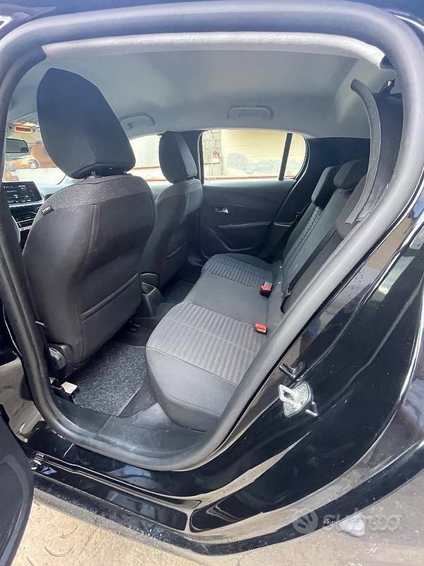 Usata Peugeot 208 102 CV (75 kW) 2023 Nero Utilitaria