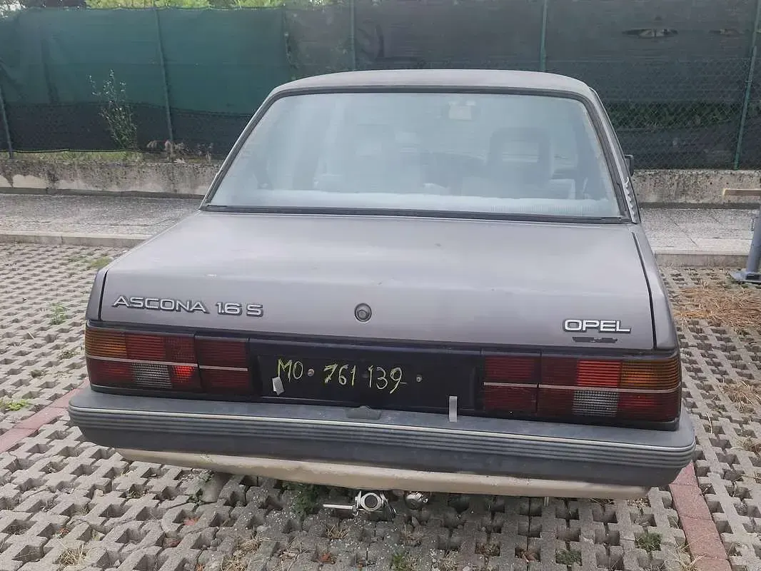 Usata Opel Ascona 82 CV (60 kW) 1988 Grigio Berlina