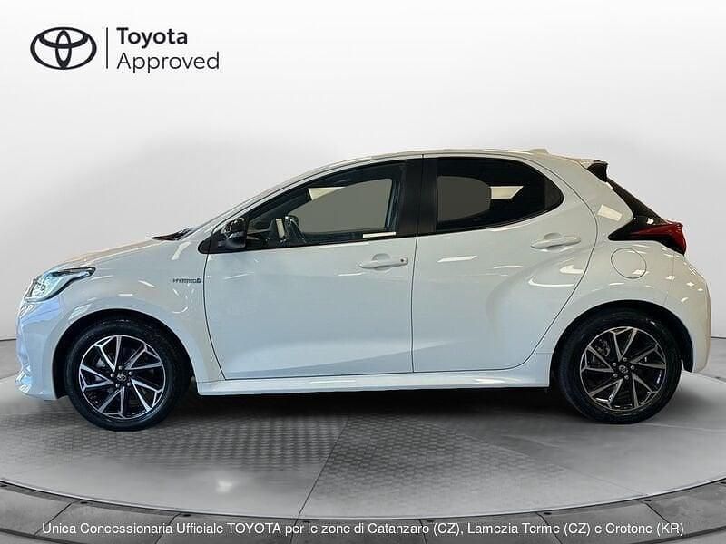 Usata Toyota Yaris Hybrid Lounge 115 CV (84 kW) 2021 Bianco Utilitaria