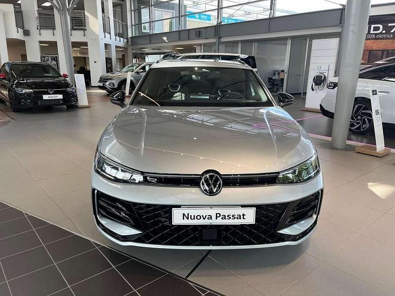 Usata VW Passat R-line 150 CV (110 kW) 2024 Dolomite silver Station wagon