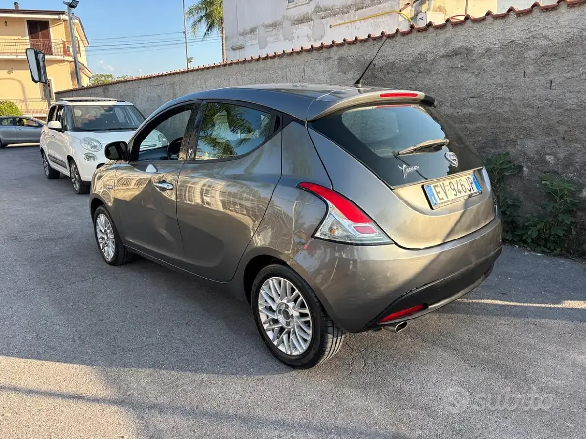 Usata Lancia Ypsilon 69 CV (50 kW) 2014 Grigio Utilitaria