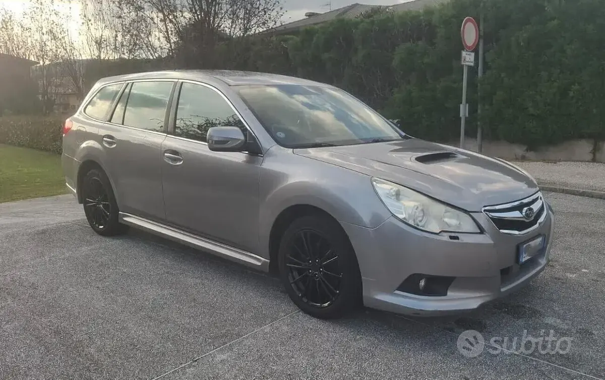 Usata Subaru Legacy Trend 150 CV (110 kW) 2011 Grigio Station wagon