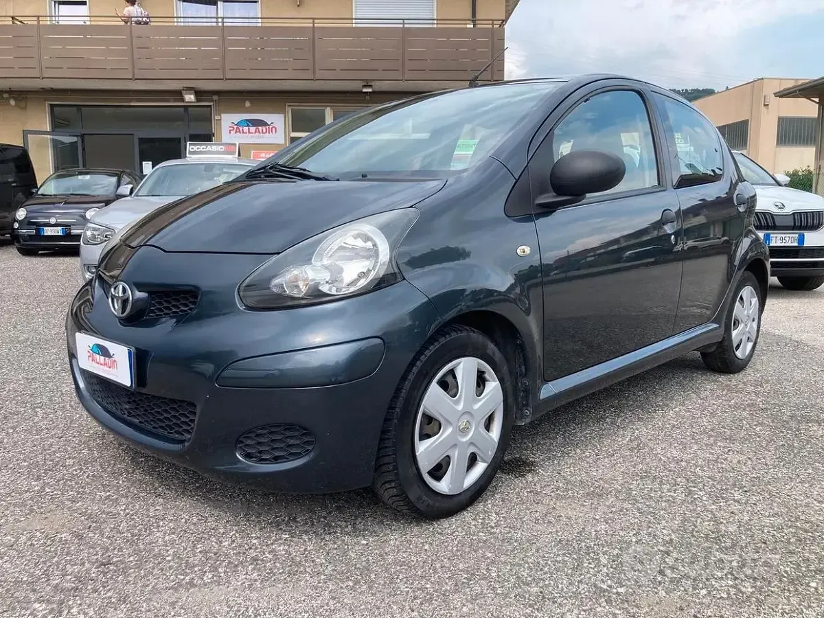 Usata Toyota Aygo 68 CV (50 kW) 2010 Grigio Utilitaria