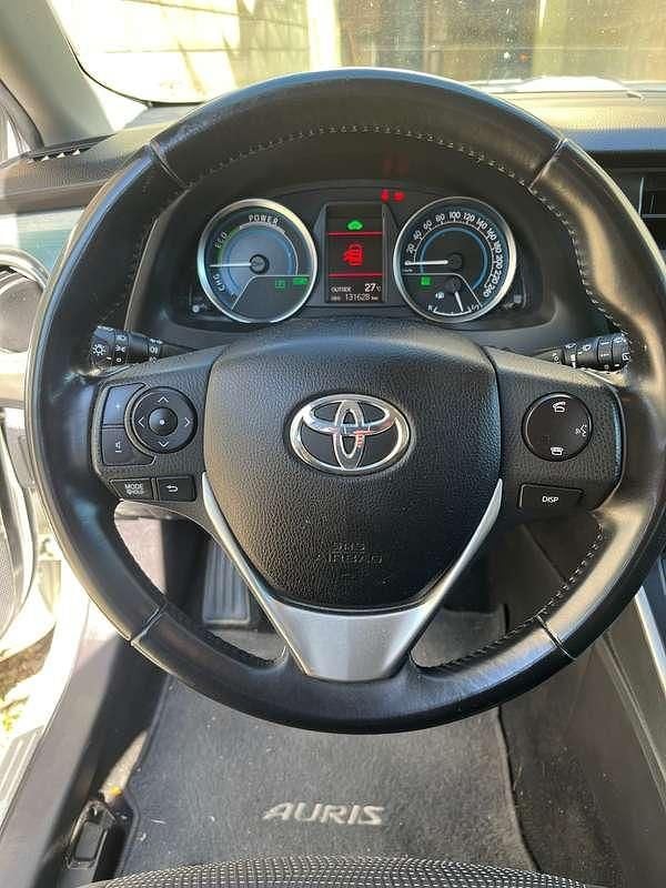 Usata Toyota Auris Hybrid Active 139 CV (102 kW) 2014 Bianco Berlina
