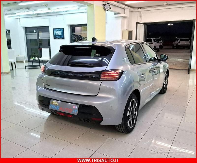 Usata Peugeot 208 Allure 101 CV (74 kW) 2024 Argento Utilitaria
