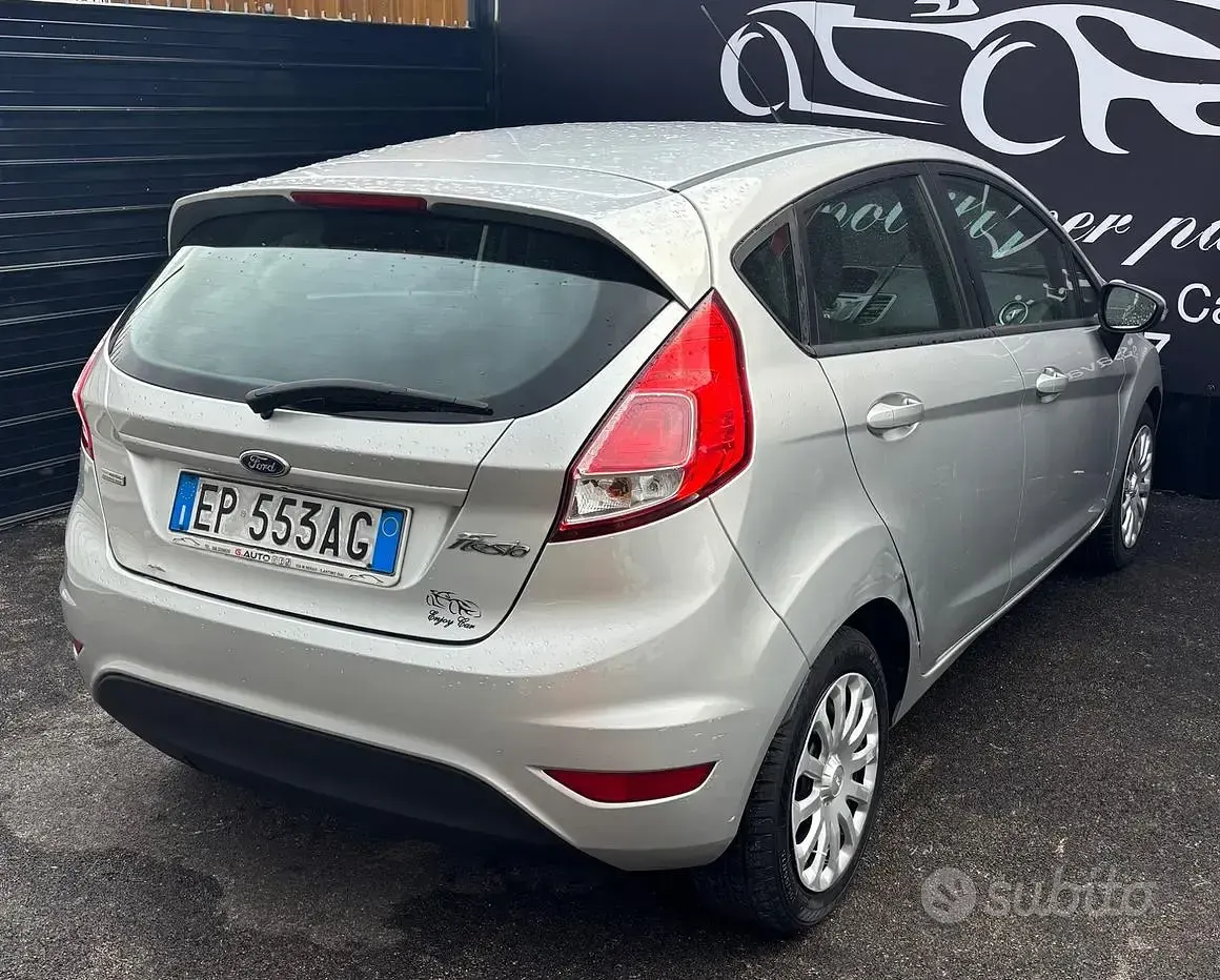 Usata Ford Fiesta Titanium 75 CV (55 kW) 2014 Grigio Utilitaria
