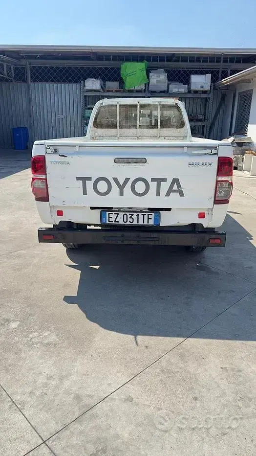 Usata Toyota HiLux 144 CV (105 kW) 2015 Bianco Pick-up