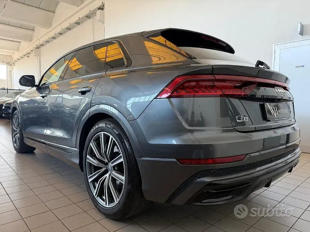 Usata Audi Q8 S-Line 286 CV (210 kW) 2020 Grigio scuro SUV