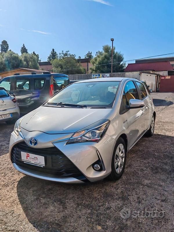 Usata Toyota Yaris Hybrid Business Edition 73 CV (53 kW) 2019 Argento Berlina