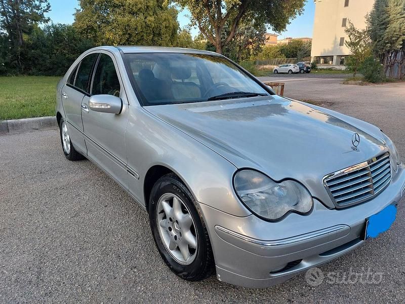 Usata Mercedes C220 Avantgarde 143 CV (105 kW) 2001 Grigio Berlina