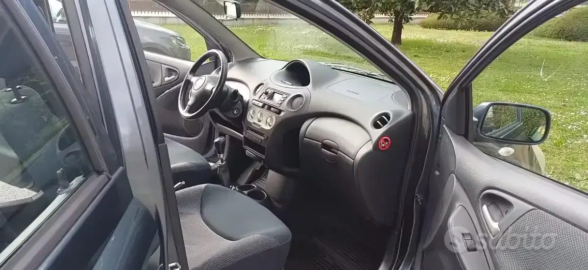 Usata Toyota Yaris 68 CV (50 kW) 2004 Grigio Utilitaria