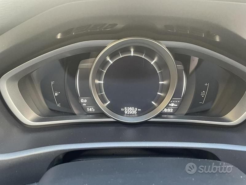 Usata Volvo V40 120 CV (88 kW) 2019 Grigio Berlina