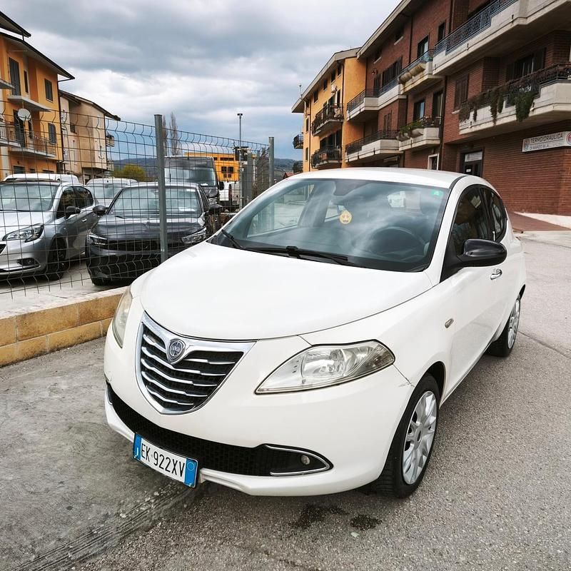 Usata Lancia Ypsilon Gold 95 CV (69 kW) 2012 Bianco Utilitaria