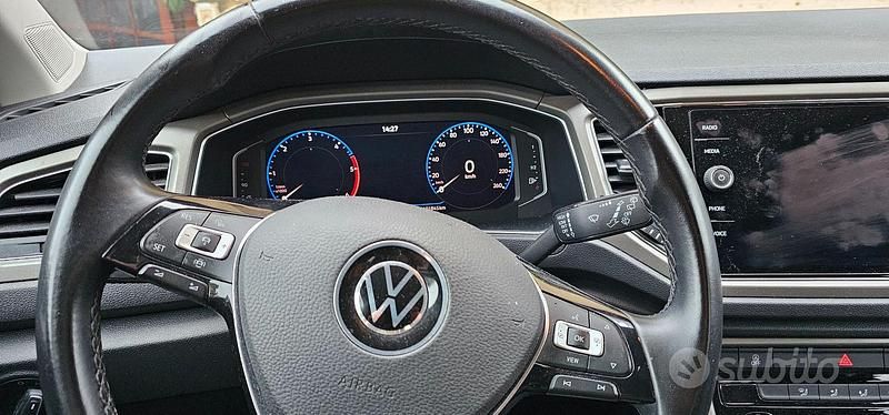 Käytetty VW T-Roc 116 HP (85 kW) 2021 Harmaa Katumaasturi
